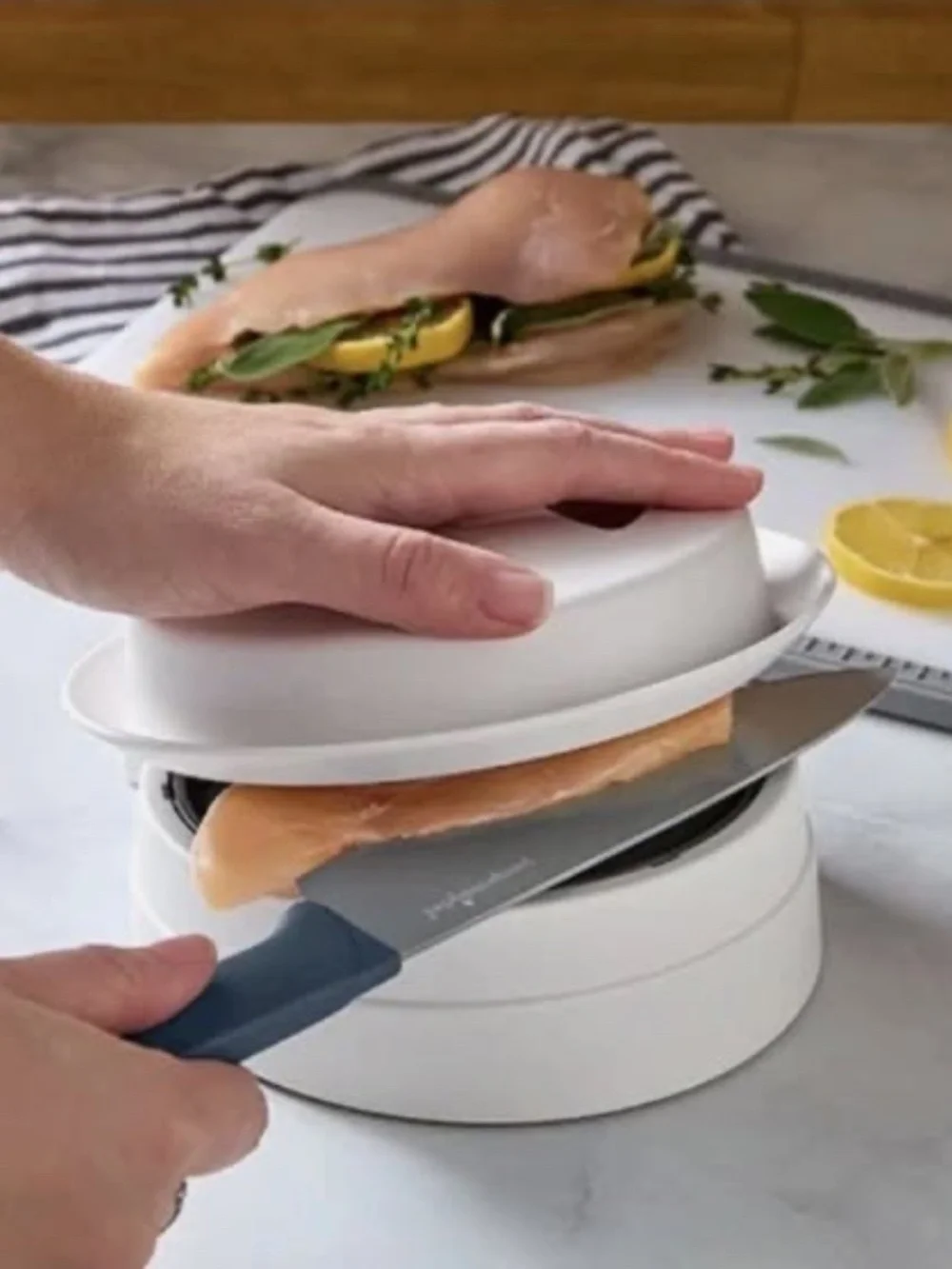 NEW NEVER USED  Pampered Chef Close and Cut Food Cutter